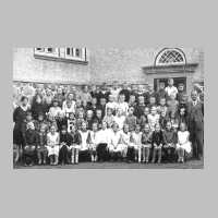 001-0119 Klassenfoto ca. um 1928 mit Lehrer Lippke und Fraeulein Sokoll.jpg